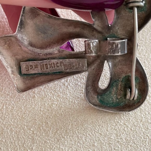 Small CartoonVintage Bow Pendant/Pin - Picture 3 of 3